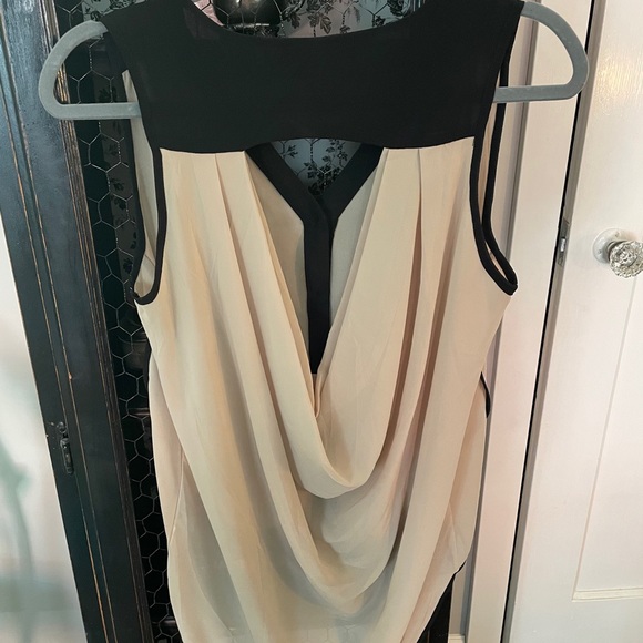 🧡Small sleeveless top with open back🧡 - Picture 2 of 4